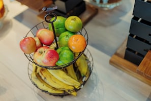 A fruit basket with apples, oranges, and bananas on a table. - ibis Styles Manaus (Manaus)