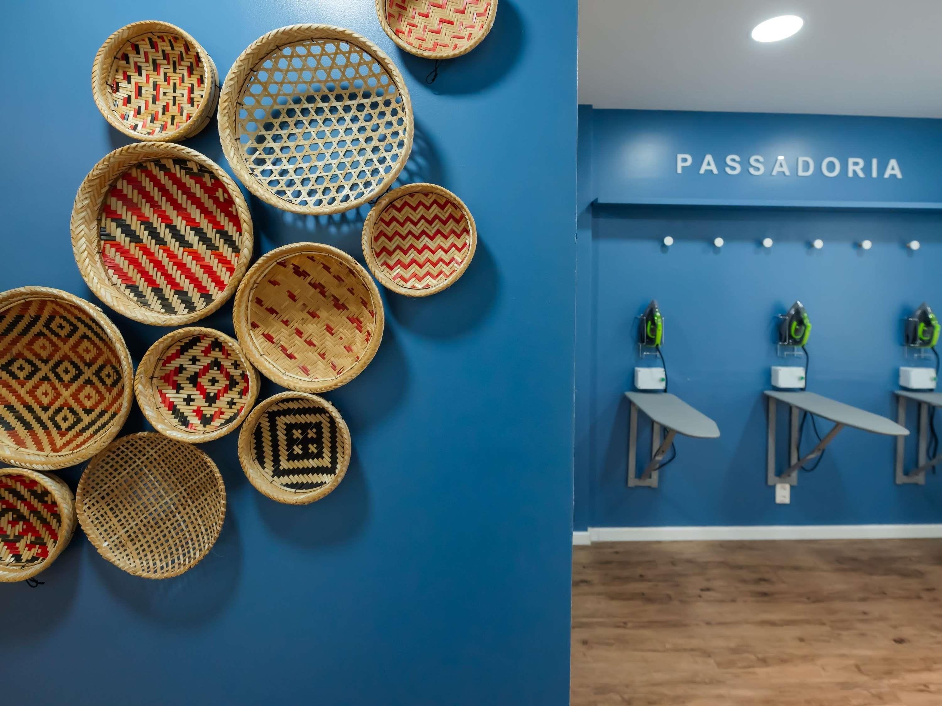 Una pared con cestas tejidas y un letrero que dice 'PASSADORIA'.