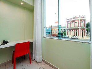 Escritorio, espacio para trabajar con laptop y cortinas blackout 