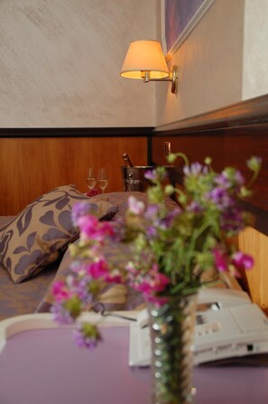 Select Comfort beds, desk, soundproofing, free WiFi