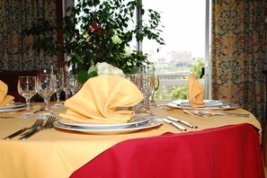 Breakfast, lunch, dinner served; Italian cuisine