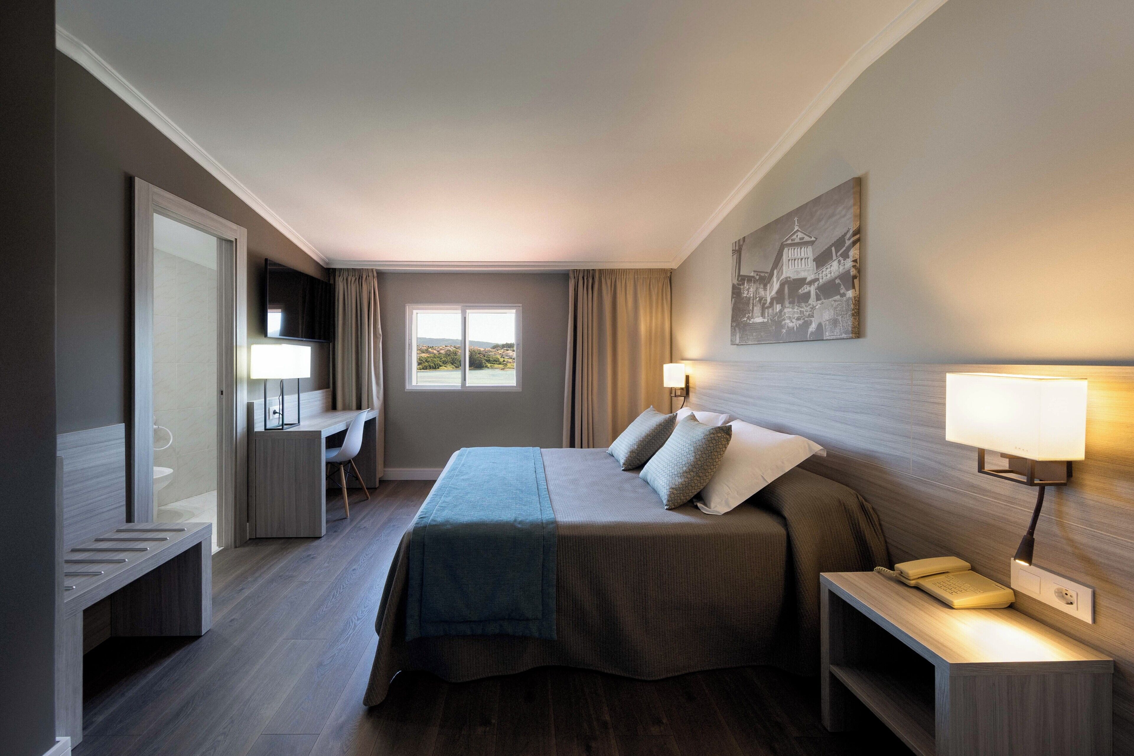 Bureau, espace de travail pour ordinateur portable, rideaux occultants