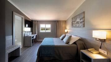 Bureau, espace de travail pour ordinateur portable, rideaux occultants