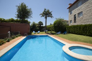 Sesongbasert utendørsbasseng