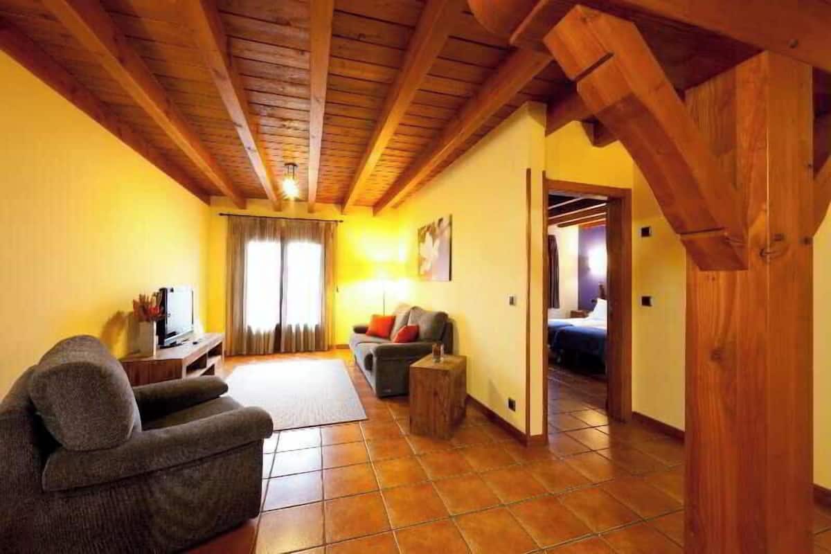Living area | 42-inch flat-screen TV with cable channels