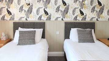 Twin kamer | Een bureau, een strijkplank/strijkijzer, gratis wifi