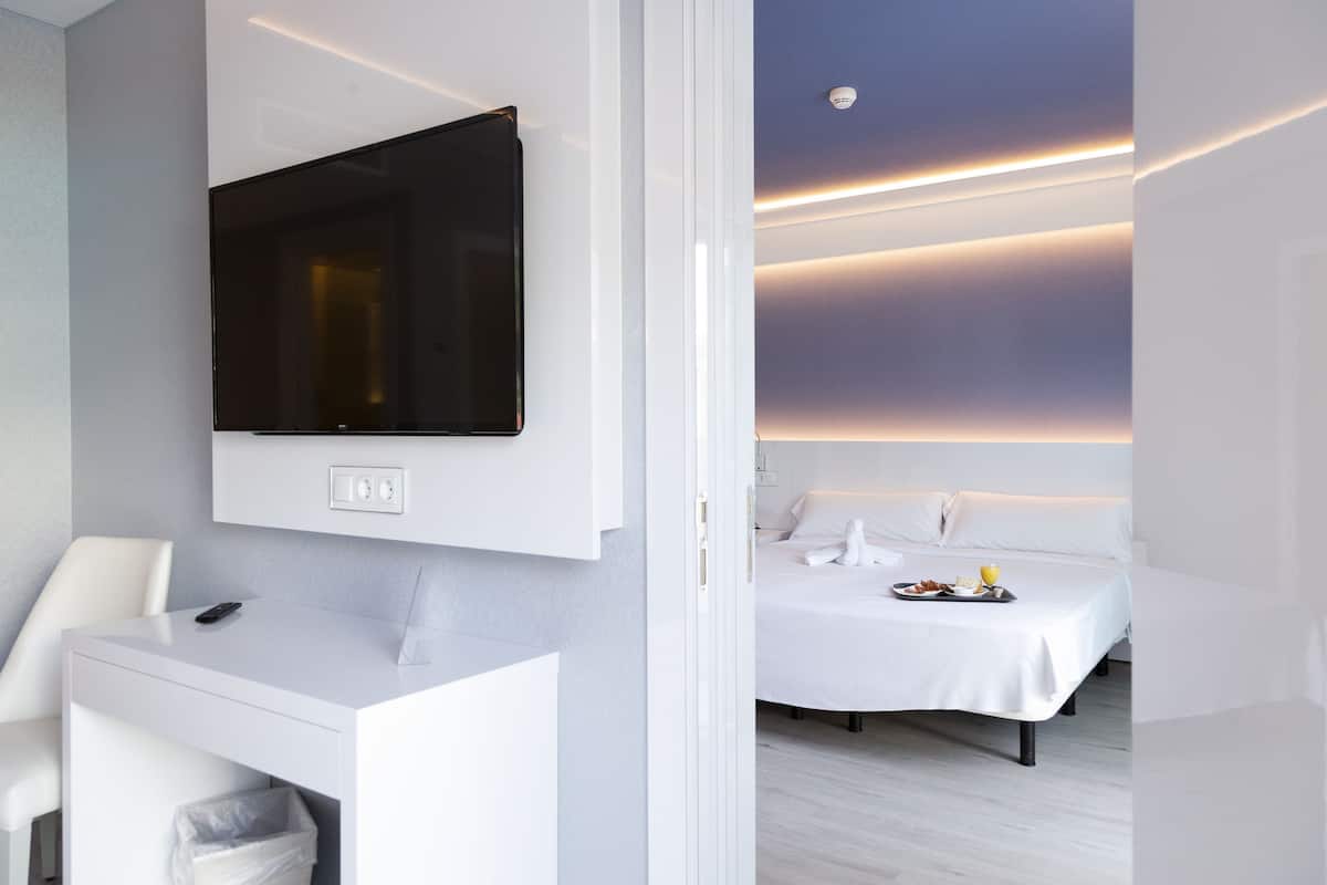 Quadrupla Premier (Premier Line) | Materassi in memory foam, cassaforte in camera, una scrivania