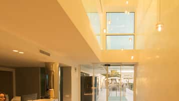 Coin salon dans le hall