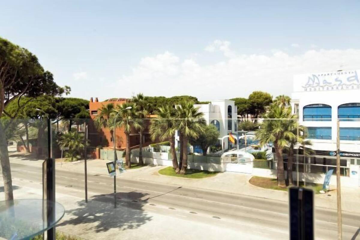 A street view with a building labeled 'Apartamentos Nasa' and a clear sky.