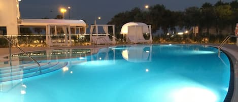 Inomhuspool, en säsongsöppen utomhuspool, parasoller och solstolar