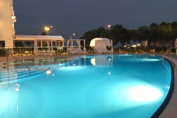 Piscine couverte, piscine extérieure (ouverte en saison)