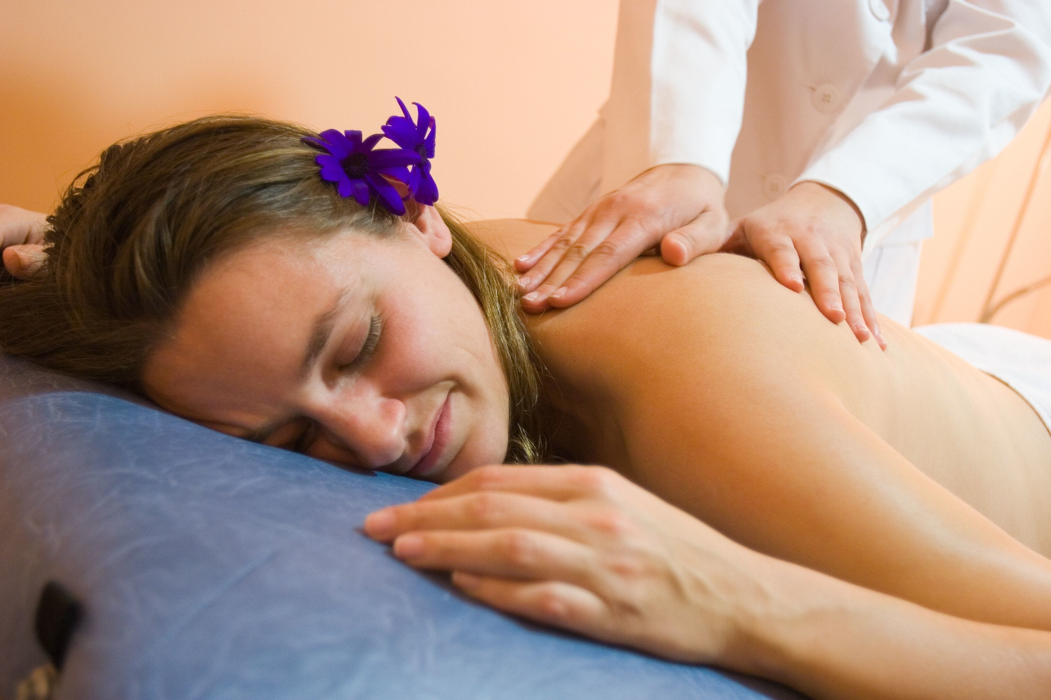 Une personne recevant un massage sur une table de massage.