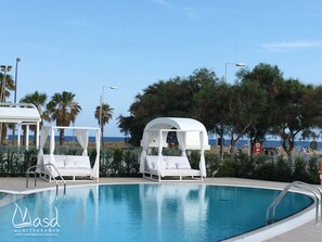 Indoor pool, seasonal outdoor pool, pool umbrellas, pool loungers - Masd Mediterráneo Hotel & Apartamentos (Castelldefels)