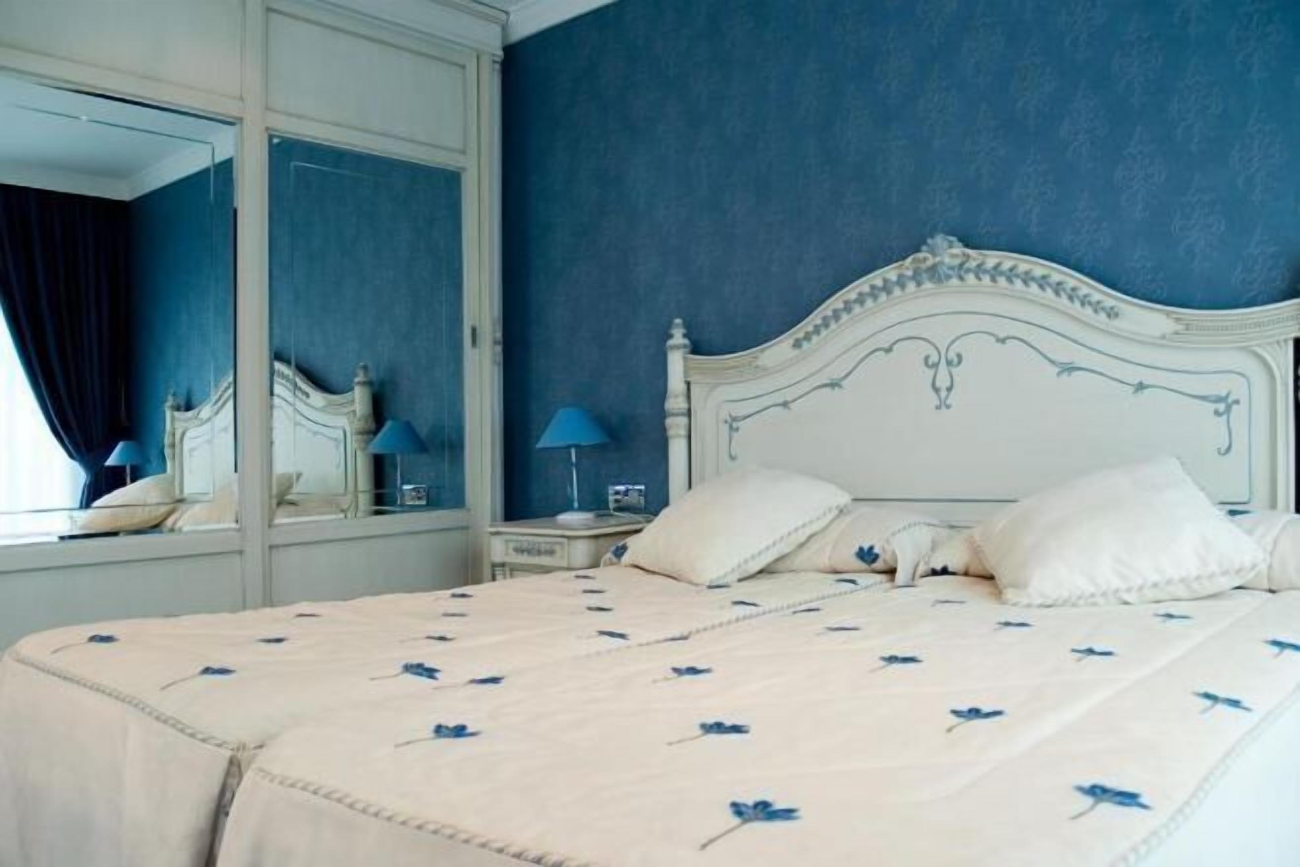 Memory-foam beds, in-room safe, desk, laptop workspace