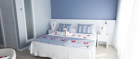 Matelas mémoire de forme, coffres-forts dans les chambres, bureau