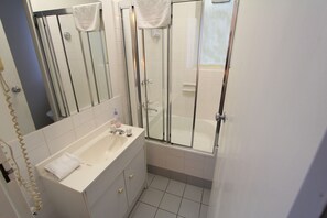 Bathroom - Drummond Apartments Services (Carlton)