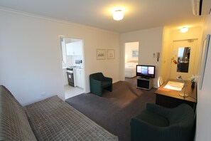 TV, DVD player - Drummond Apartments Services (Carlton)