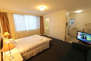 Pillowtop beds, desk, iron/ironing board, free WiFi - Drummond Apartments Services (Carlton)
