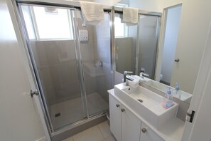 Standard Apartment | Bathroom | Shower, hair dryer, towels