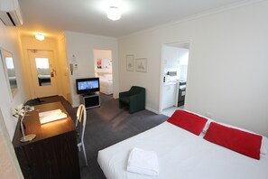 Standaard appartement, 1 slaapkamer (with Sofa) | Pillowtop-bedden, een bureau, een strijkplank/strijkijzer, gratis wifi