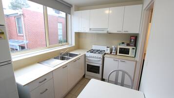 Frigorífico, microondas, placa de cocina y cafetera o tetera