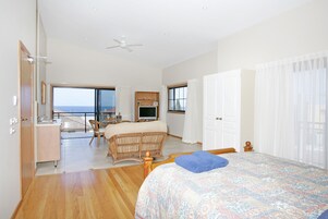 Suíte standard, 1 cama King (Adults Only) | Ferros/tábuas de passar roupa, roupa de cama