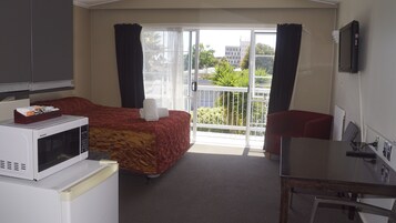 Tabla de planchar con plancha y ropa de cama 