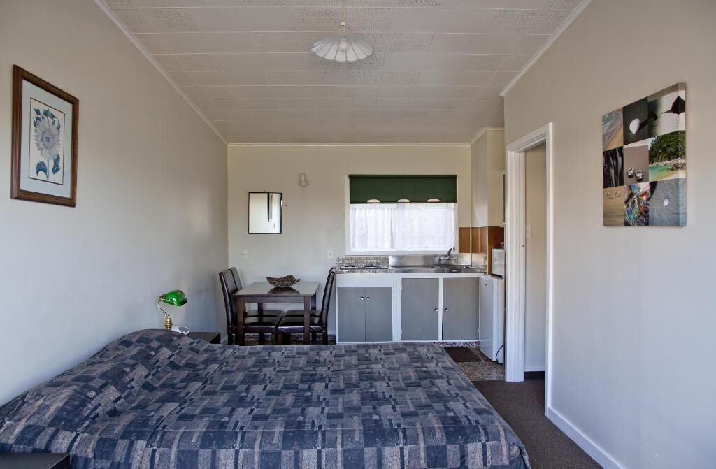Iron/ironing board, bed sheets