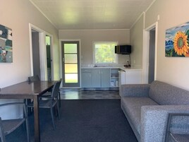 Tabla de planchar con plancha y ropa de cama 