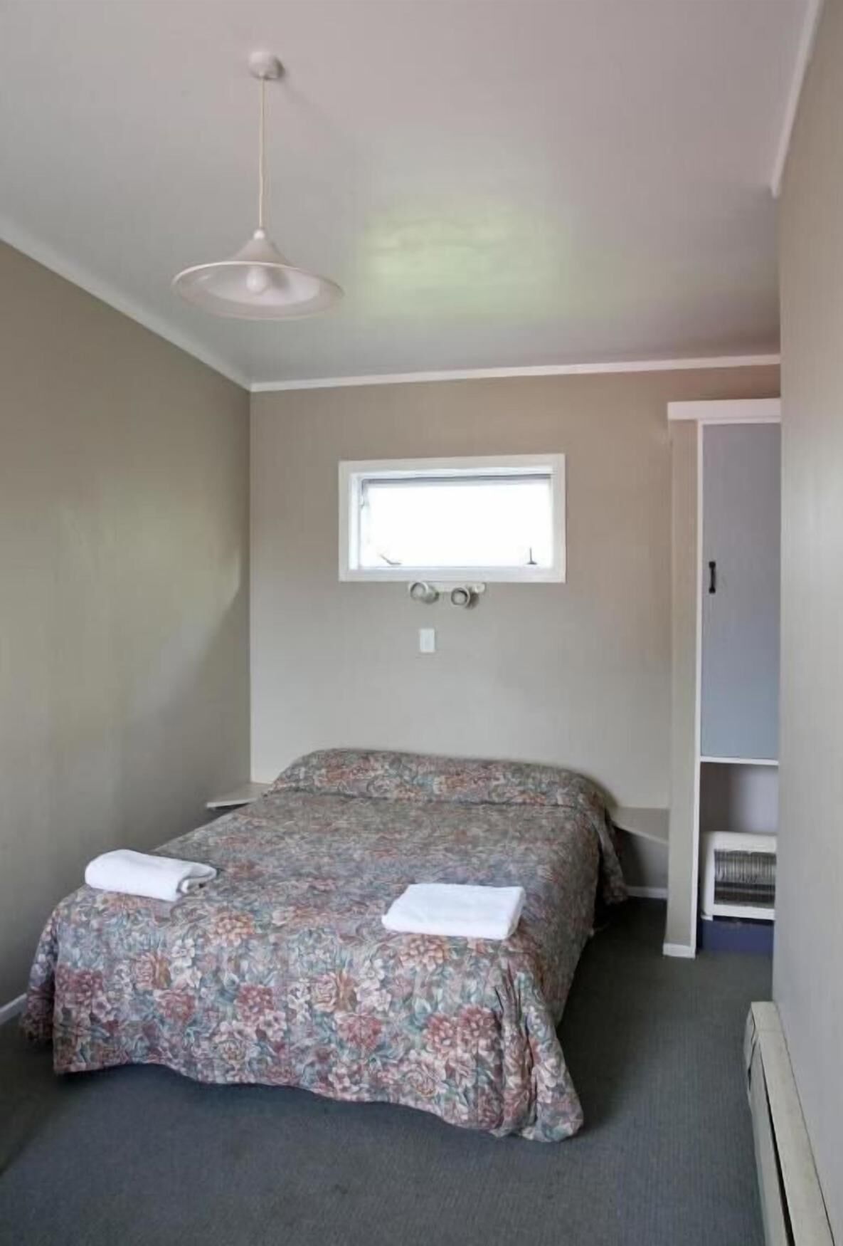 Iron/ironing board, bed sheets