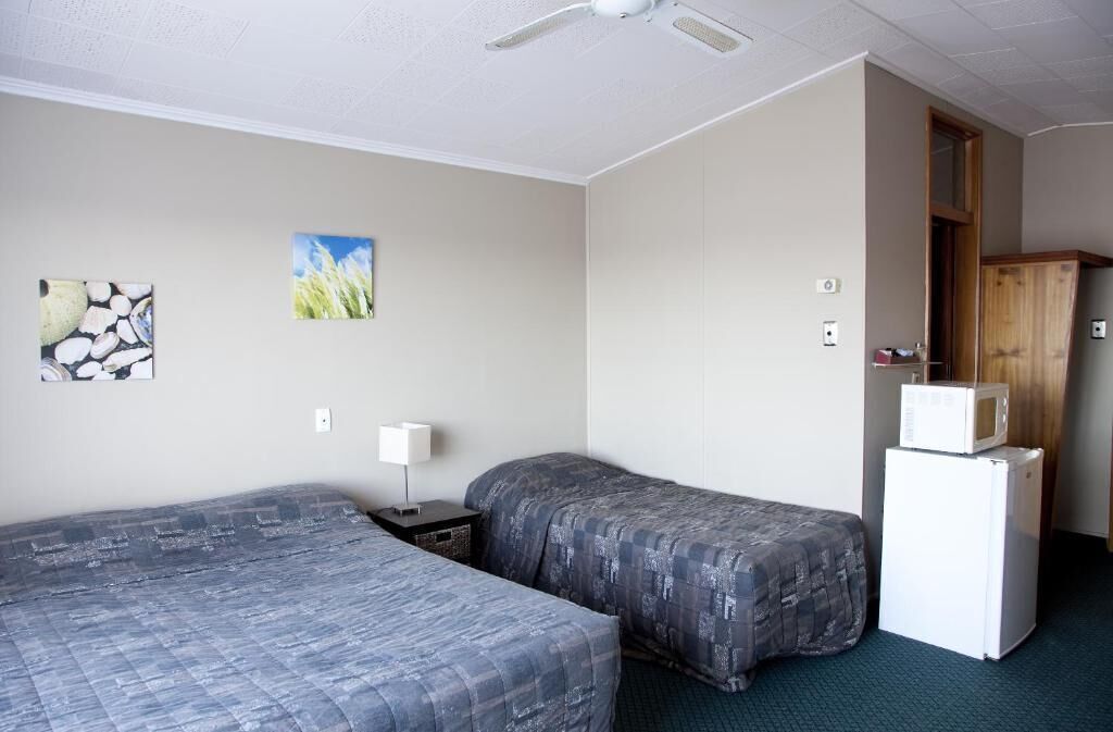 Iron/ironing board, bed sheets