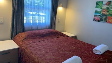 Quarto família, 2 quartos | Ferros/tábuas de passar roupa, roupa de cama
