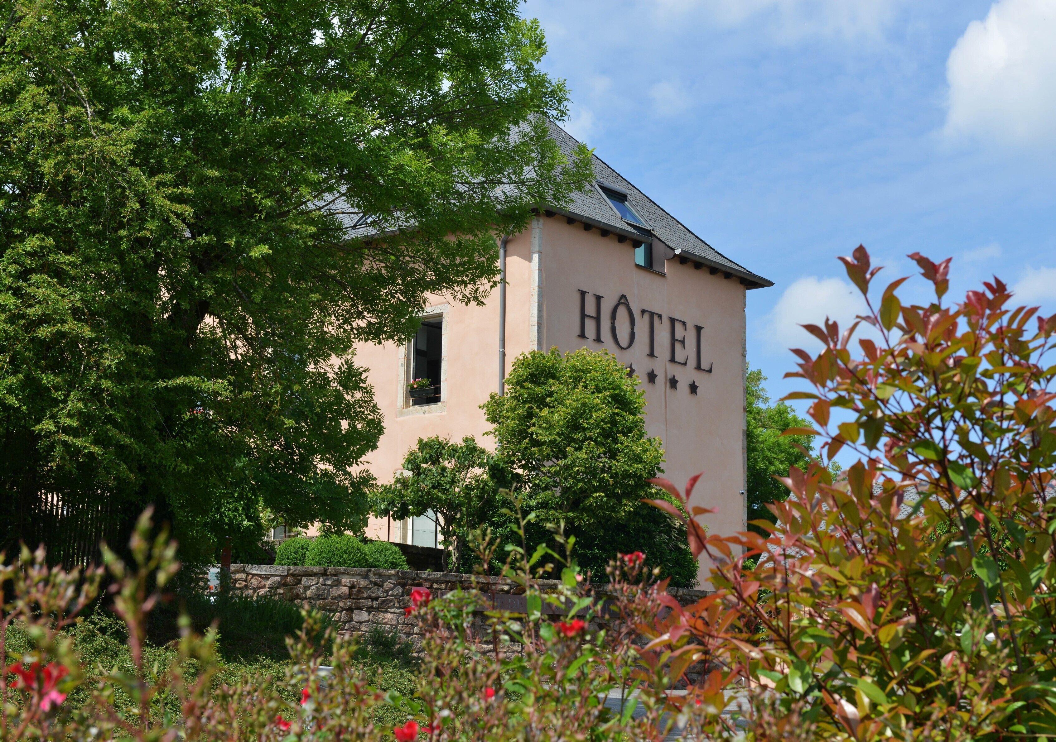 Ein Gebäude mit einem Schild, auf dem „HOTEL“ steht.