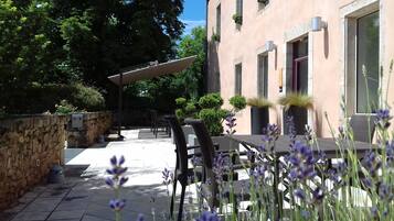 Quarto casal clássico | Terraço/pátio