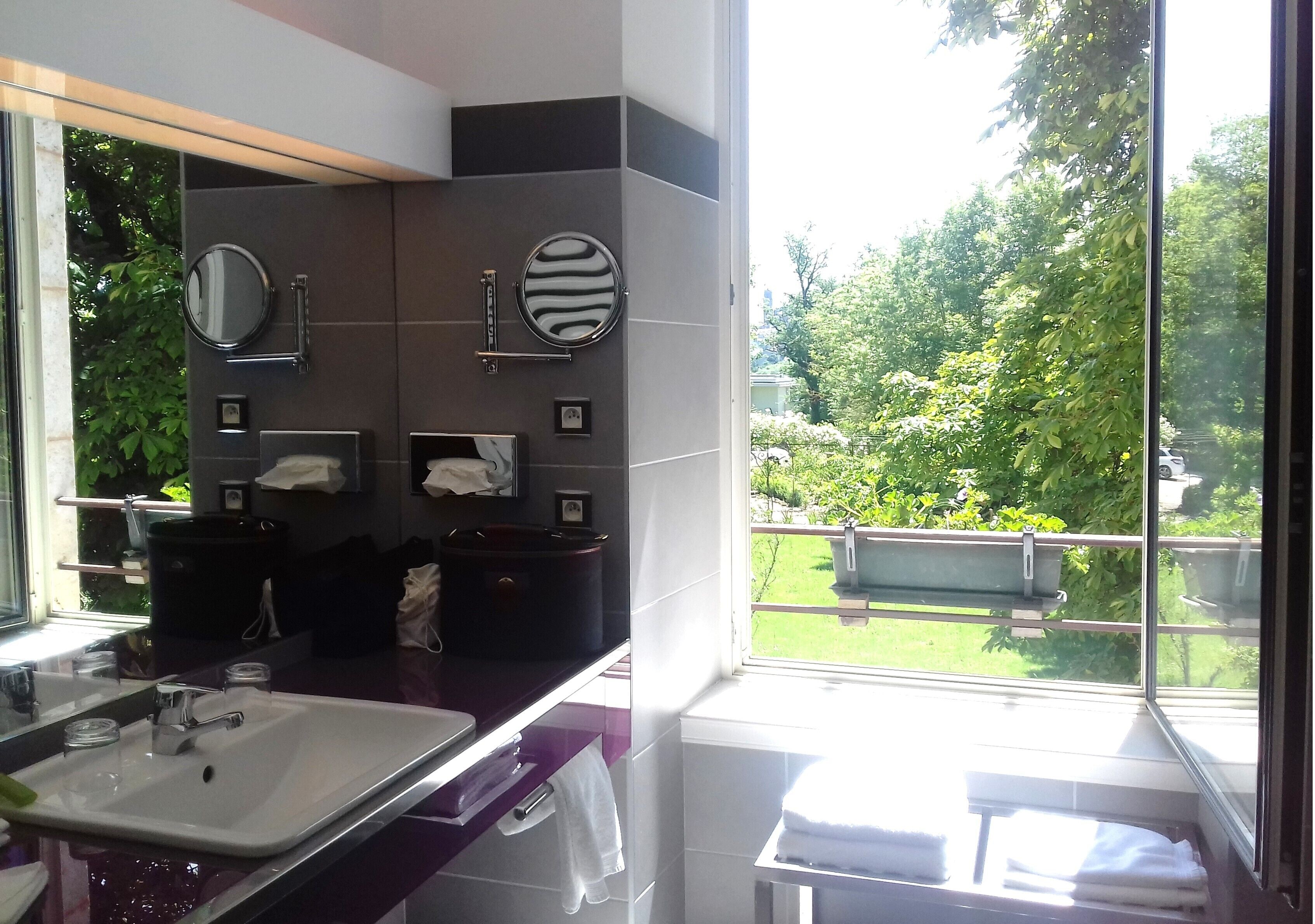 classic double room | bathroom | shower, free toiletries, hair dryer, towels