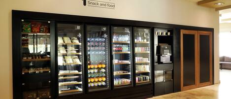 Un MOD Market con vitrinas refrigeradas y estantes llenos de refrigerios y bebidas.