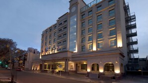 A multi-story hotel with a prominent entrance, large windows, and a fire escape on the right side. - Mod Hotels Mendoza (Mendoza)