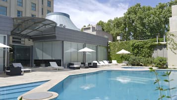 Outdoor pool, pool loungers