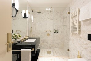 Habitación clásica doble | Baño | Secador de pelo, albornoces, zapatillas y bidé