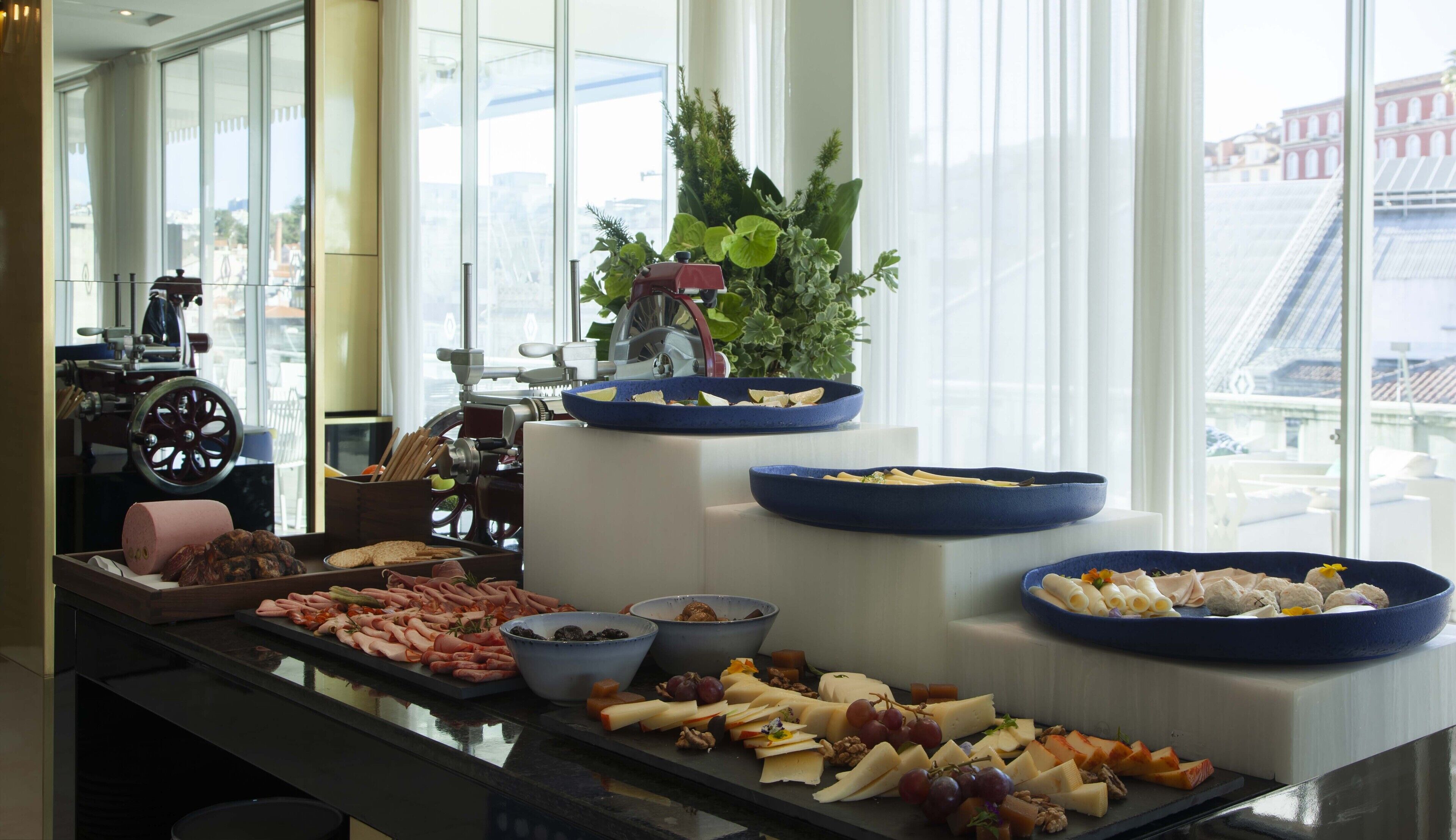 Un tavolo per buffet con diversi cibi e una macchina per il caffè.