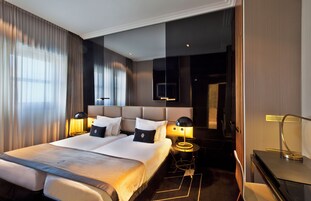 Ropa de cama hipoalergénica y caja de seguridad en la habitación 