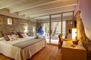 Frigobar, cofres nos quartos, escrivaninha