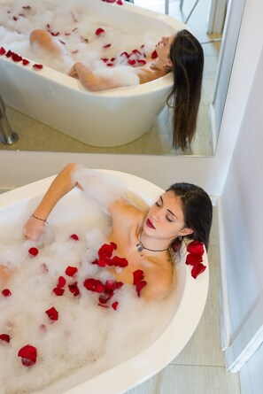 Articles de toilette écologiques, séchoir à cheveux, serviettes fournies