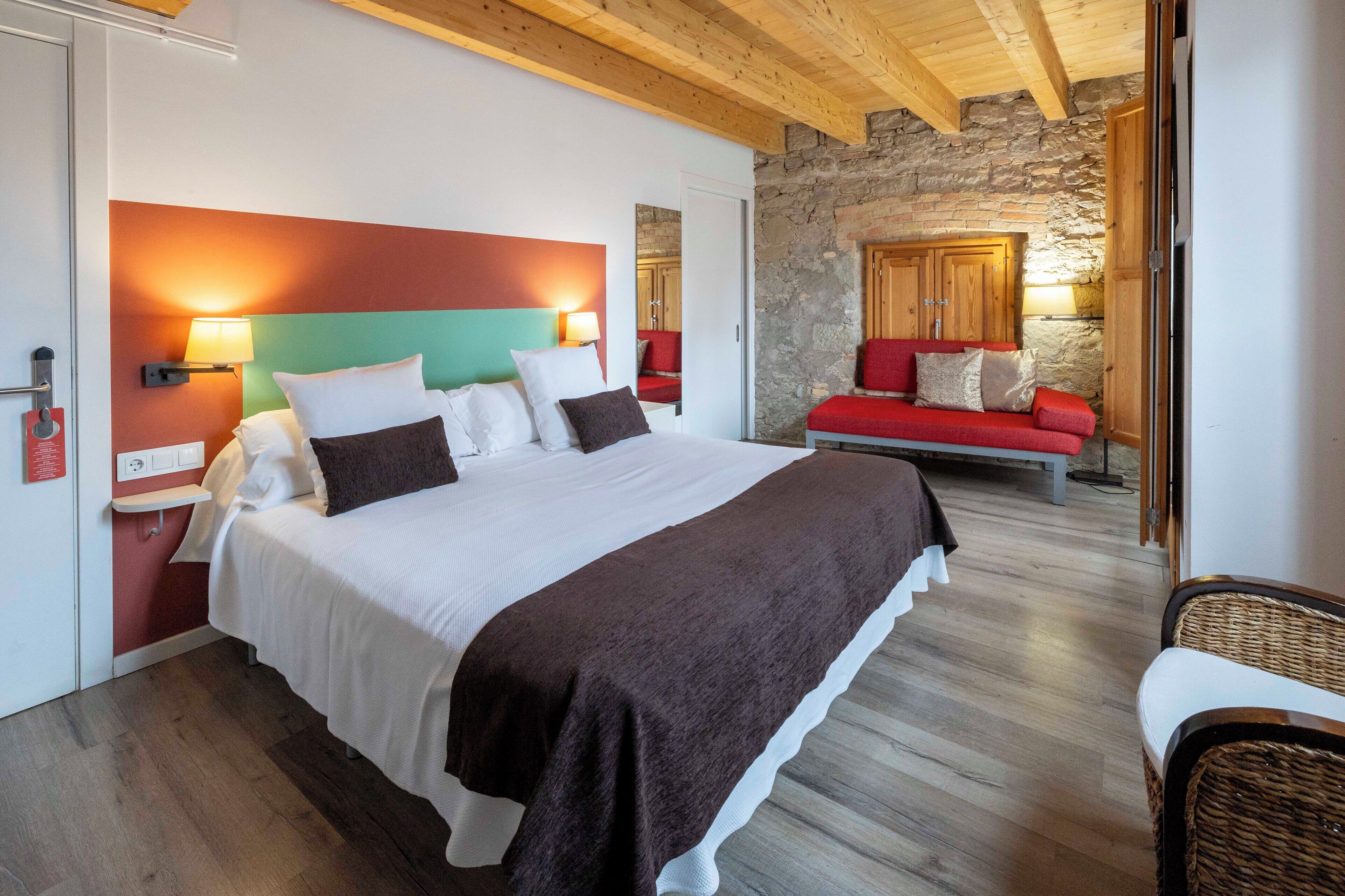 Een minibar, een kluis op de kamer, een bureau, een laptopwerkplek