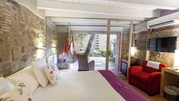 Minibar, coffres-forts dans les chambres, bureau