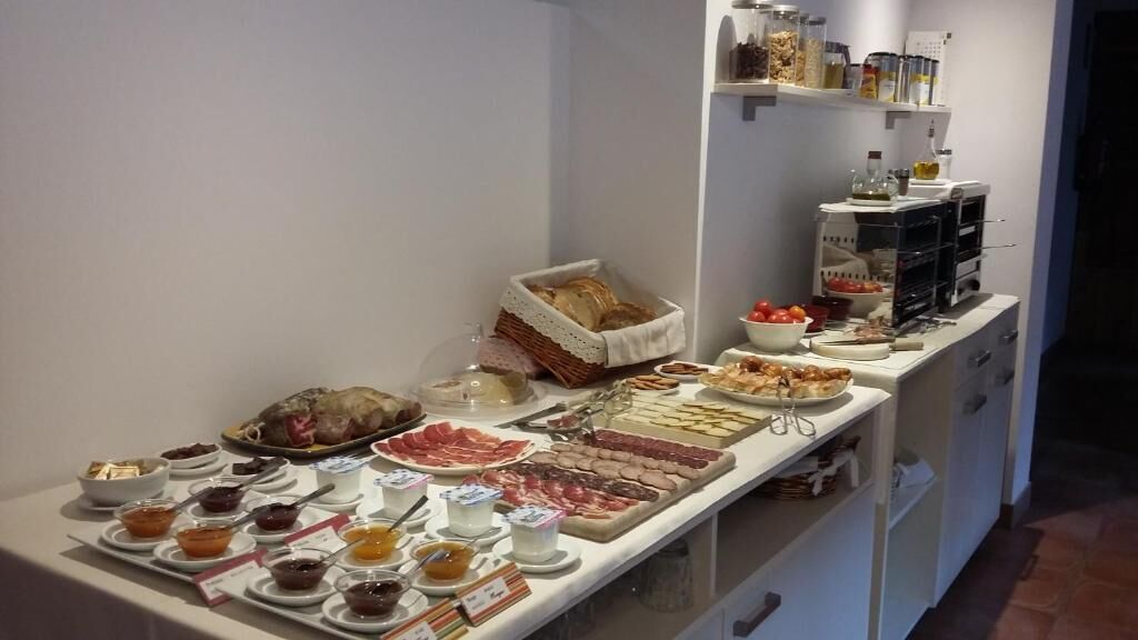 Un buffet con diverse pietanze e condimenti.