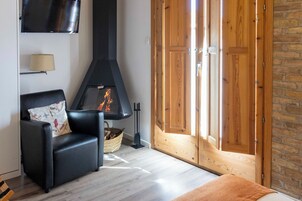 Frigobar, cofres nos quartos, escrivaninha