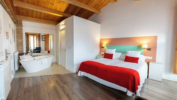 Een minibar, een kluis op de kamer, een bureau, een laptopwerkplek