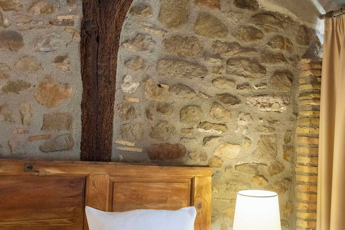 deluxe double or twin room, fireplace, city view | 1 bedroom, minibar, in-room safe, desk