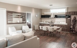 Deluxe Apartment | Living room | 30-inch Smart TV with cable channels -  Hostería y Restaurante América (Ushuaia)